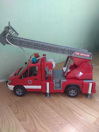 Пожарная машина Bruder (брызгает водой)