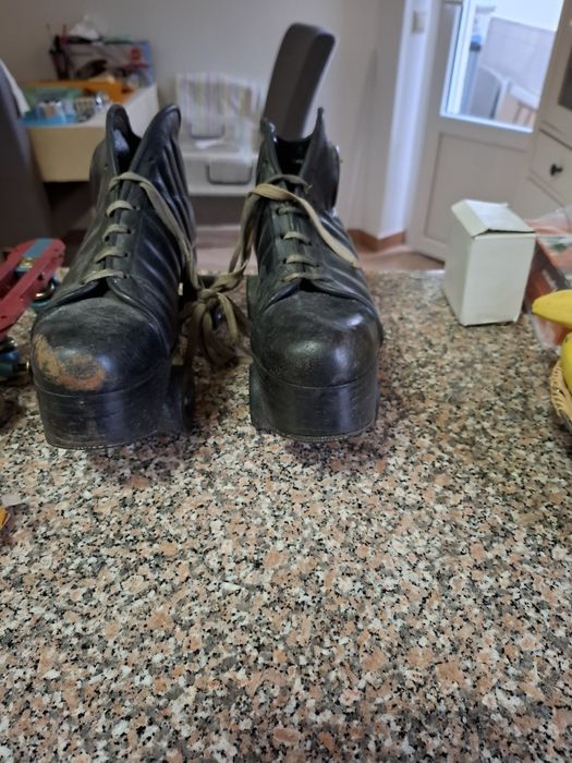 Par de pantins com bota + Par de chasdis de patins +16 rolamentos