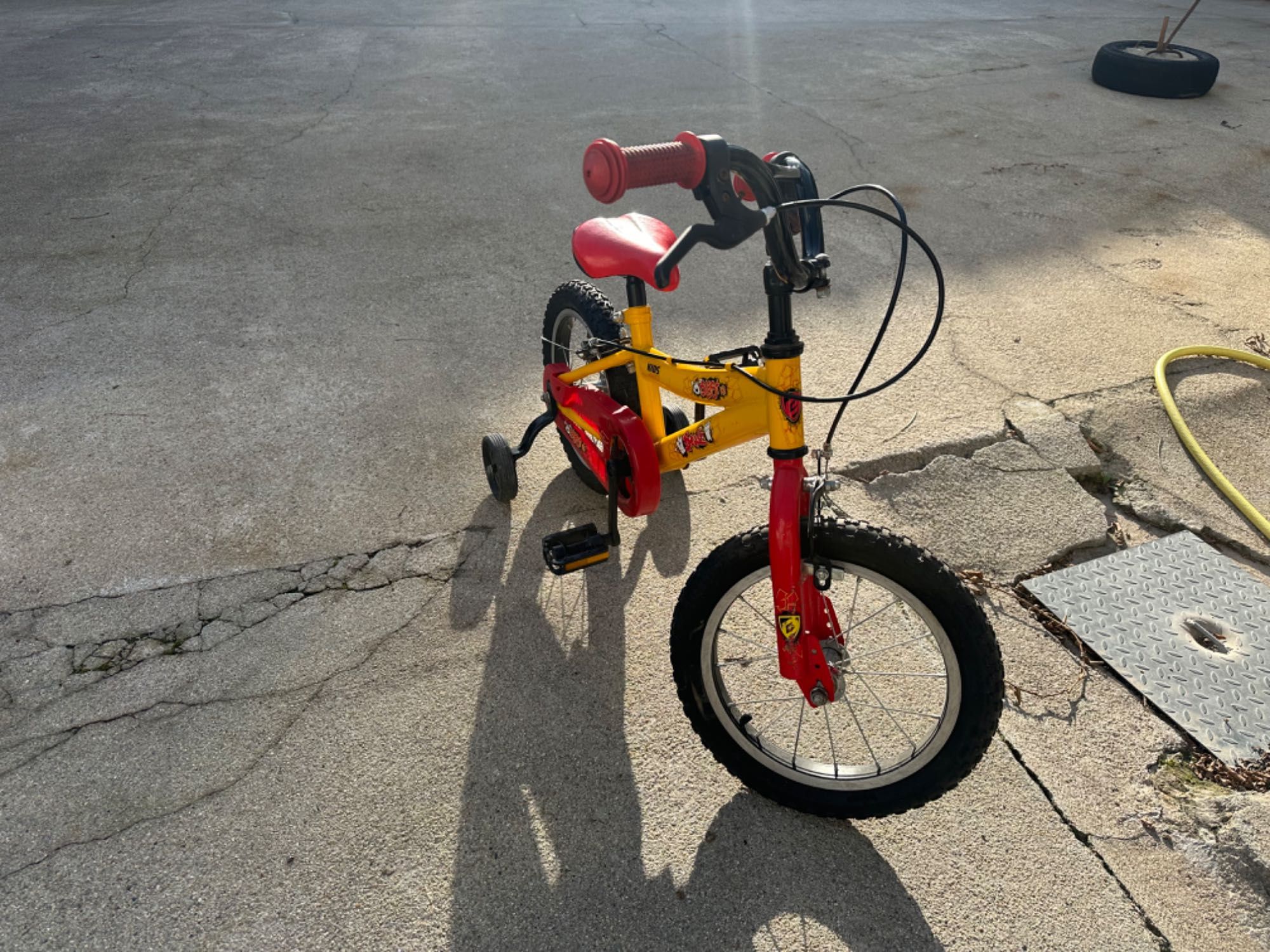 Bicicleta de criança com rodas de proteção