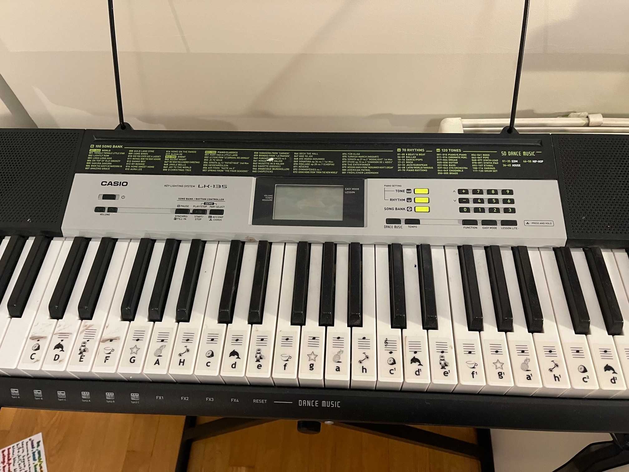 Keyboard Casio LK-135 + statyw. Stan bdb. Cały komplet.