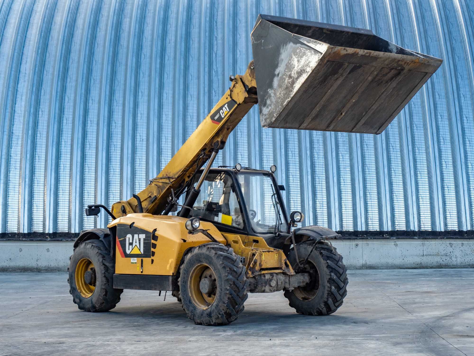 CAT TH337 - телескопічний навантажувач