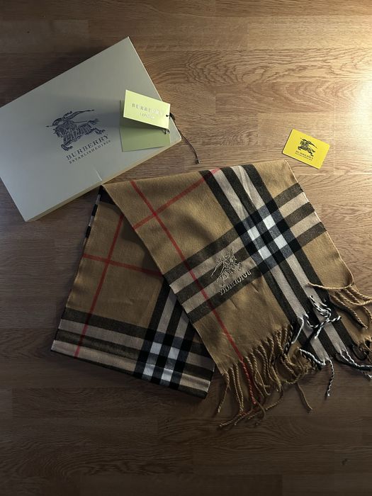 Stylowy i elegancki szalik w klasycznym wzorze kraty Burberry