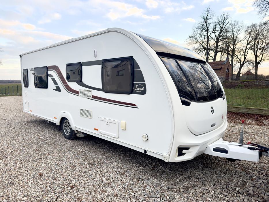 Przyczepa Kempingowa Swift z 2016 roku z łożem małżeńskim i moverem.