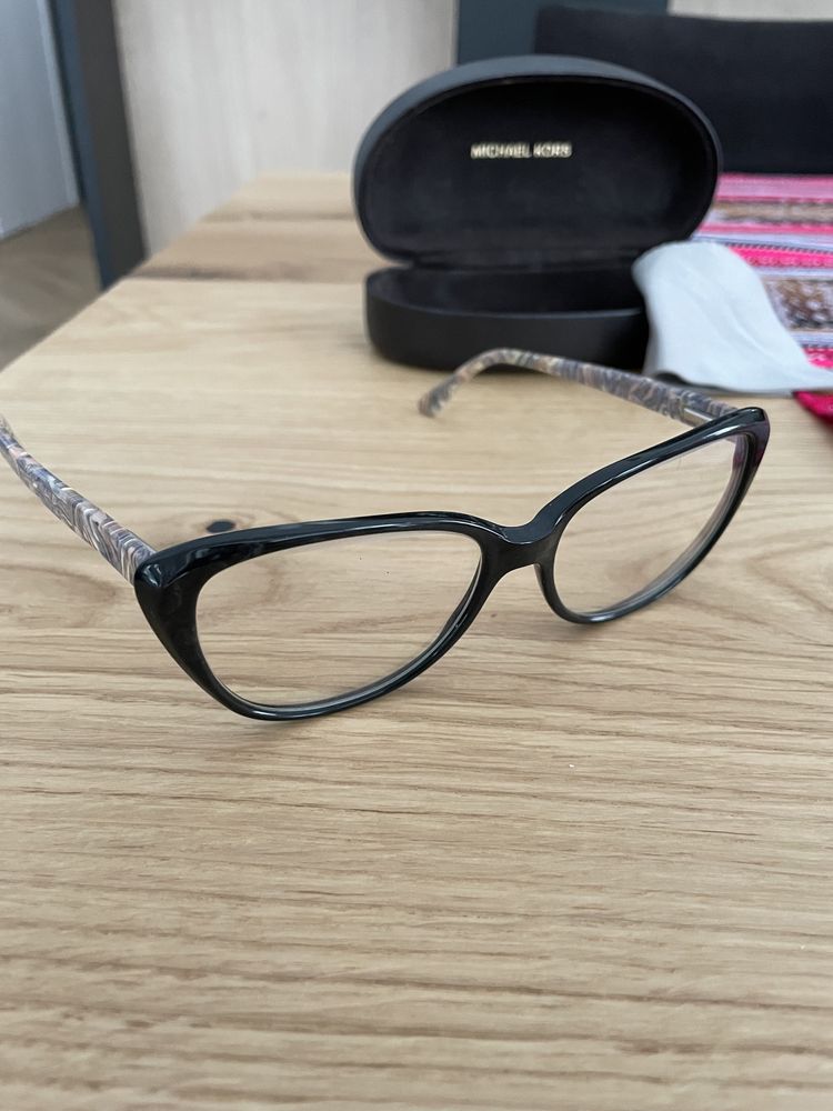 Etui na okulary Michael Kors i okulary