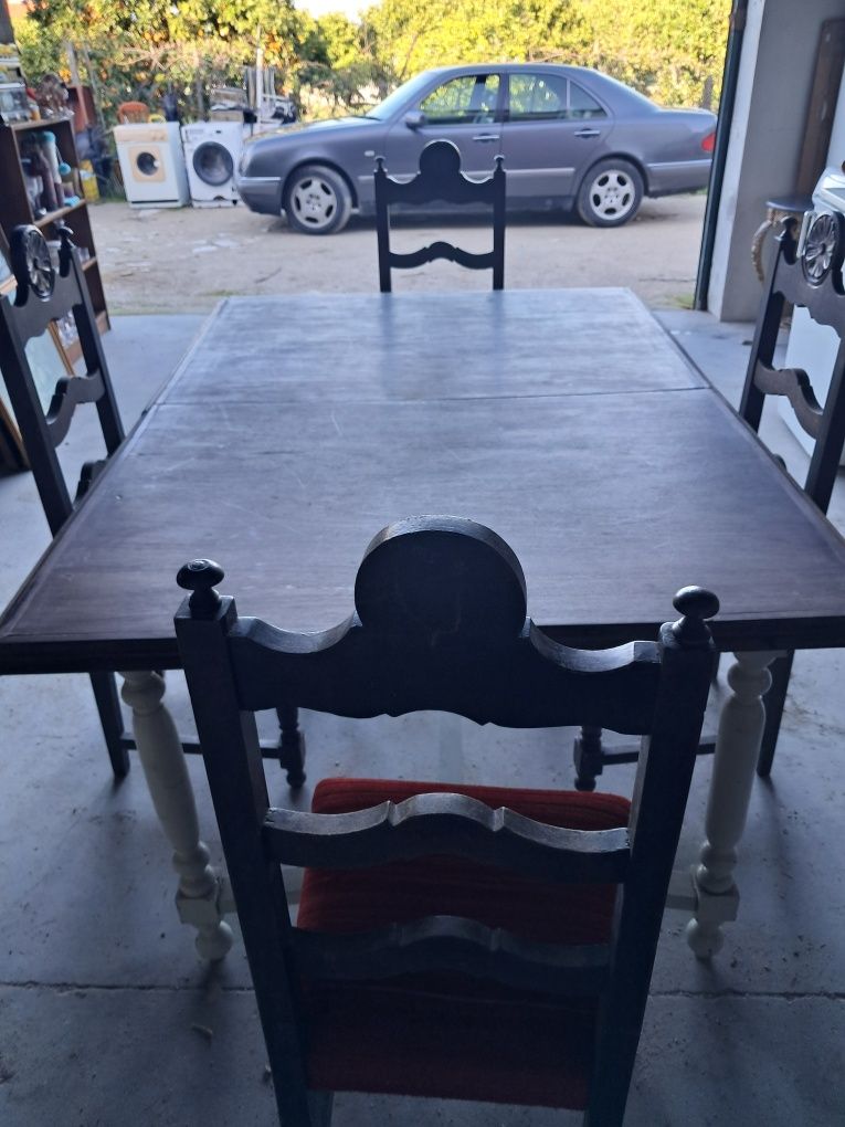 Mesa em madeira com quatro cadeiras