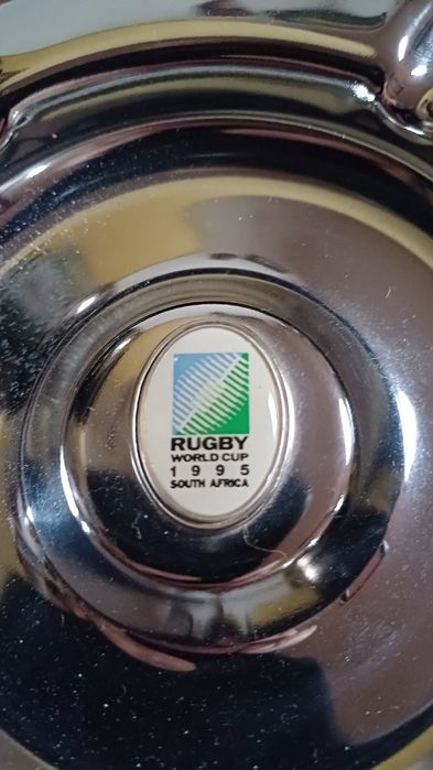 Cinzeiro comemorativo do campeonato mundial de rugby na África do Sul