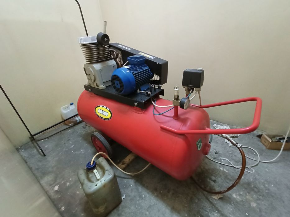 Kompresor tłokowy 240l