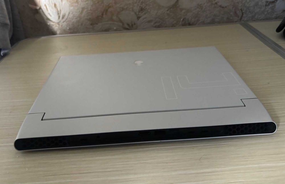 Alienware r1 x14