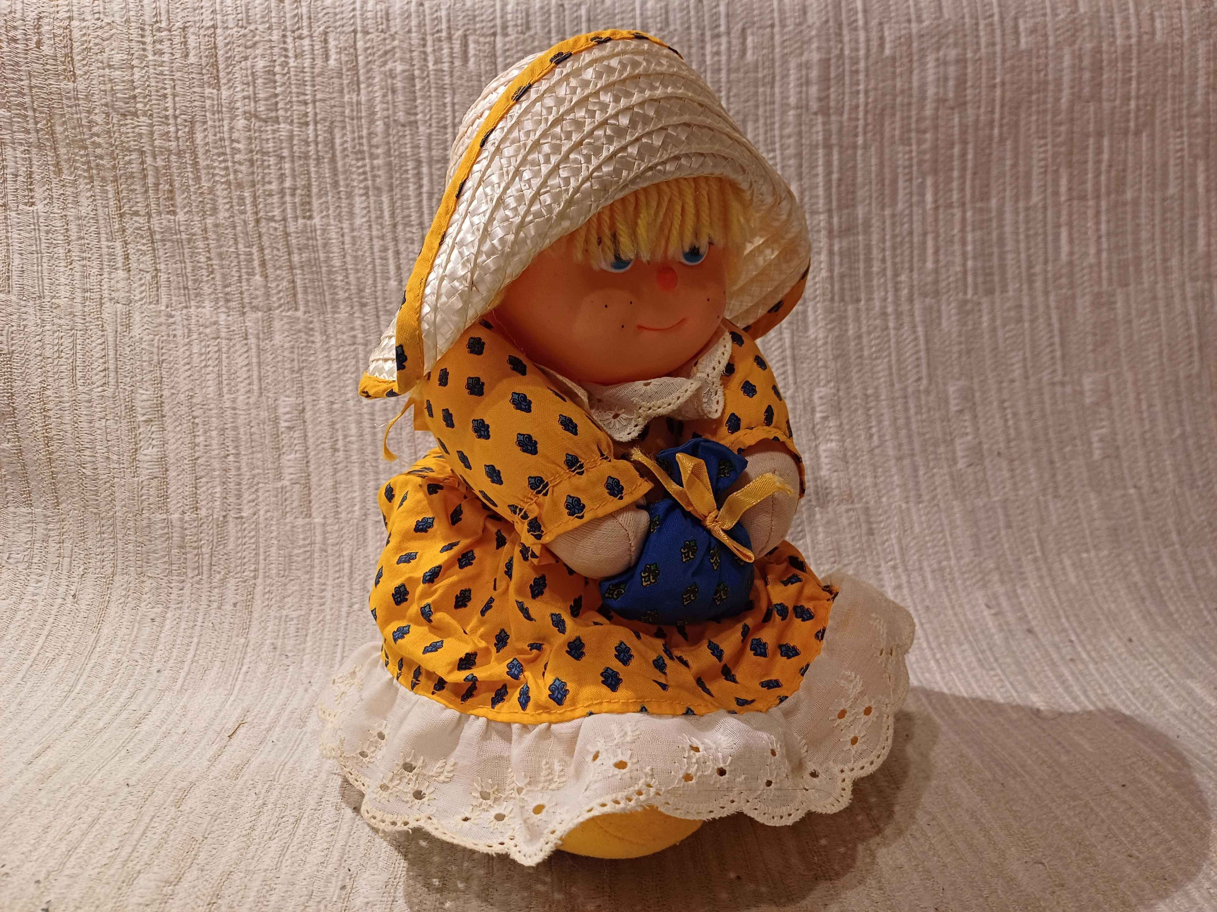 Lalka w kapeluszu, wysokość 25cm, odgrywa melodie