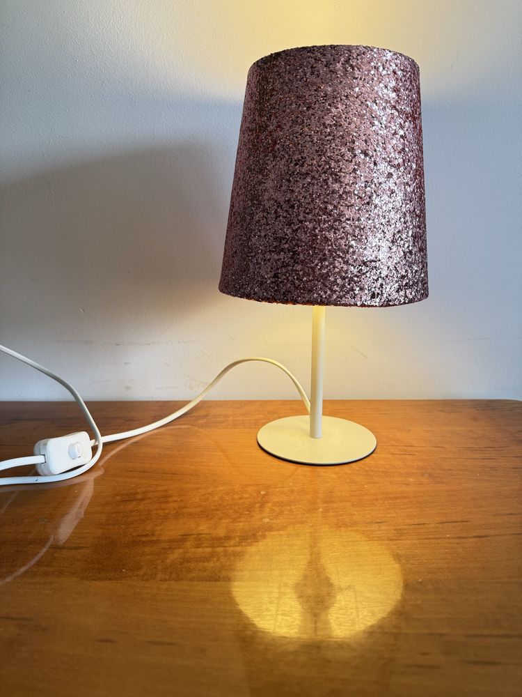 Różowa brokatowa lampka biurkowa