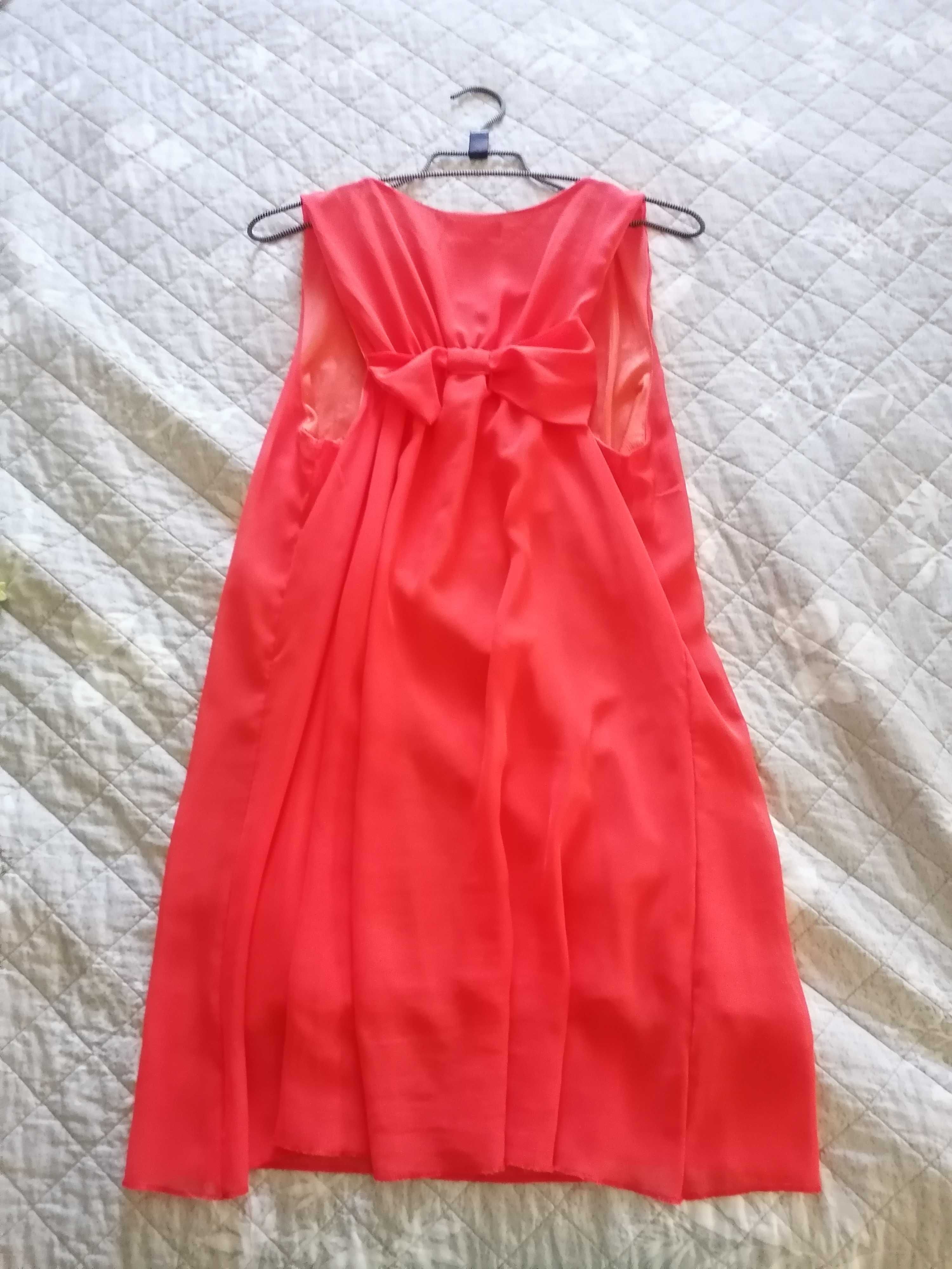 Vestido curto com laço atrás