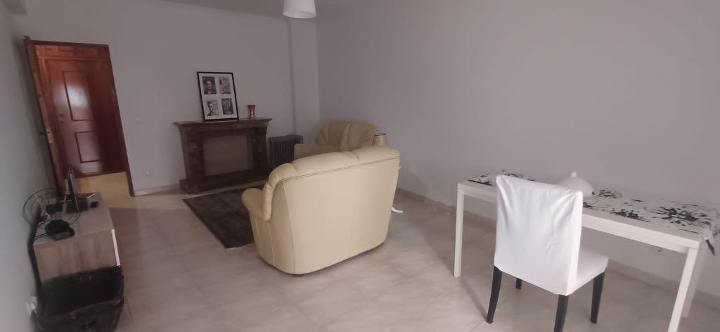 Sofas em pele creme.