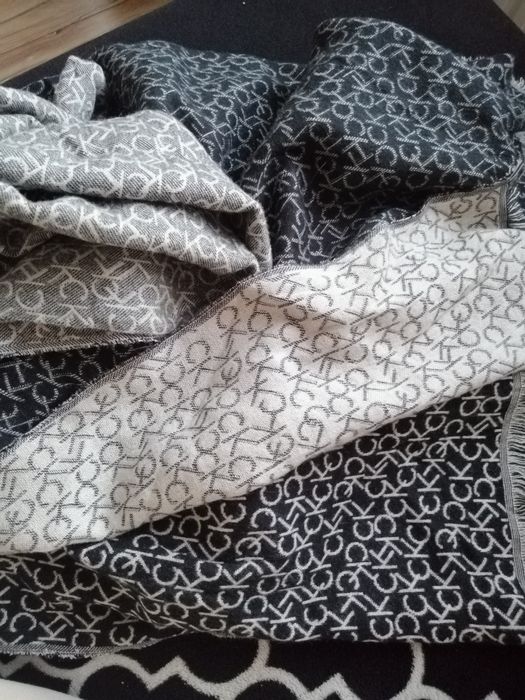 Piękny duzy szal Calvin Klein
