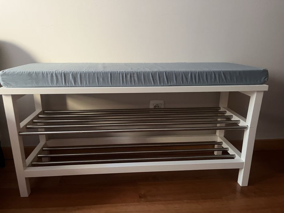 Banco com arrumacao sapatos