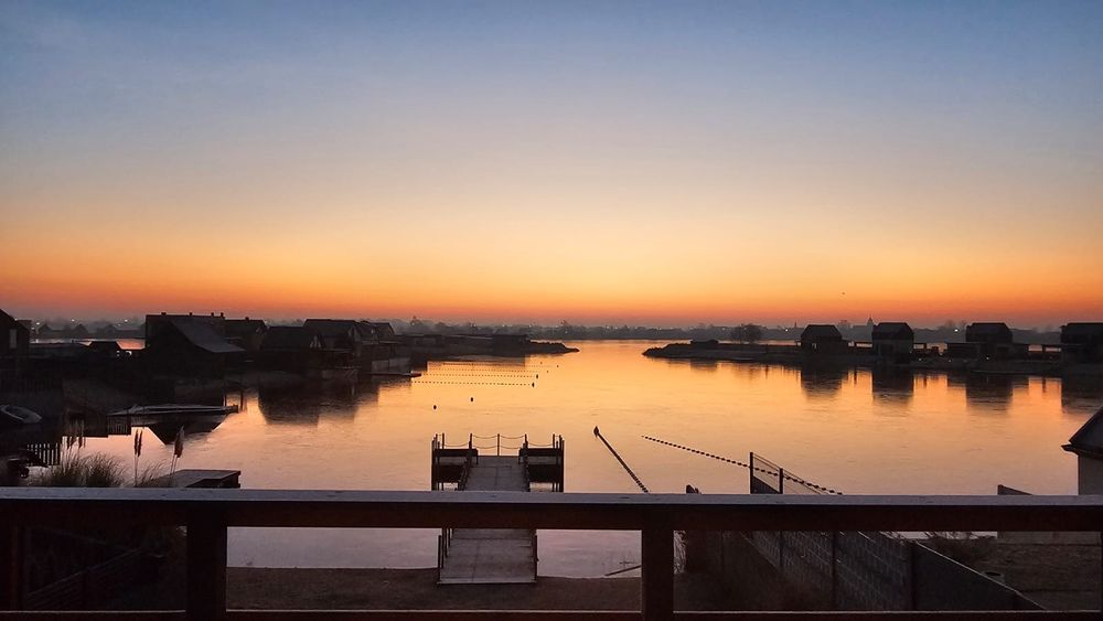 Wolne terminy, dom letniskowy z prywatną plażą i jacuzzi nad jeziorem.