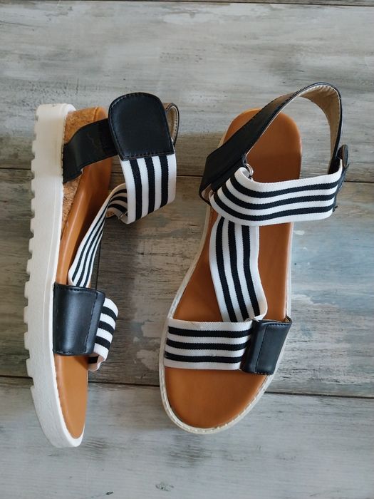 Wygodne sandaly na gumie