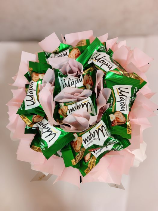 Букети та кошики з квітів та солодощів на замовлення