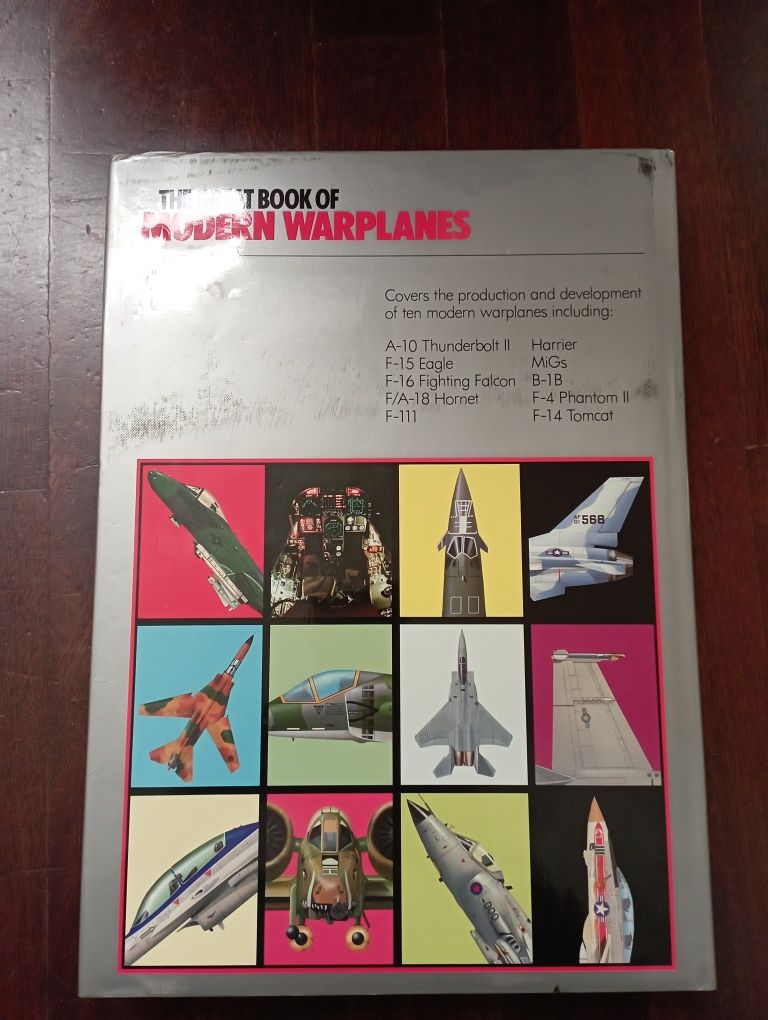 Livro sobre aviões de combate