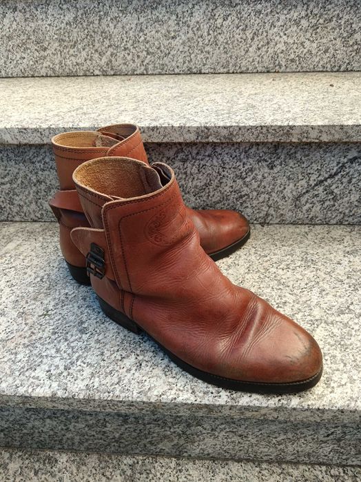 Botas em pele em bom estado