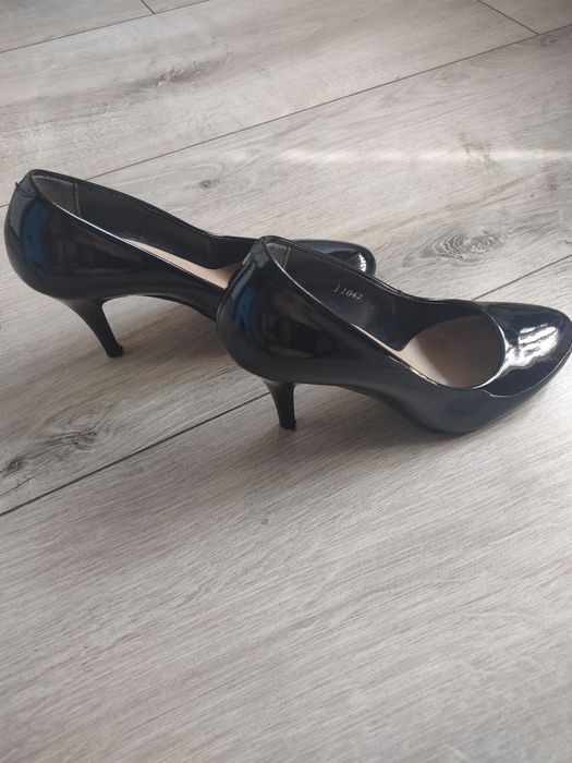 Szpilki lakierowane Sala 37