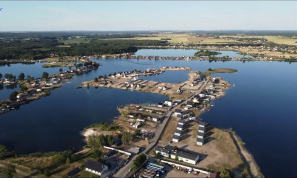 Spalona działka z liną brzegową dzialka nad jeziorem