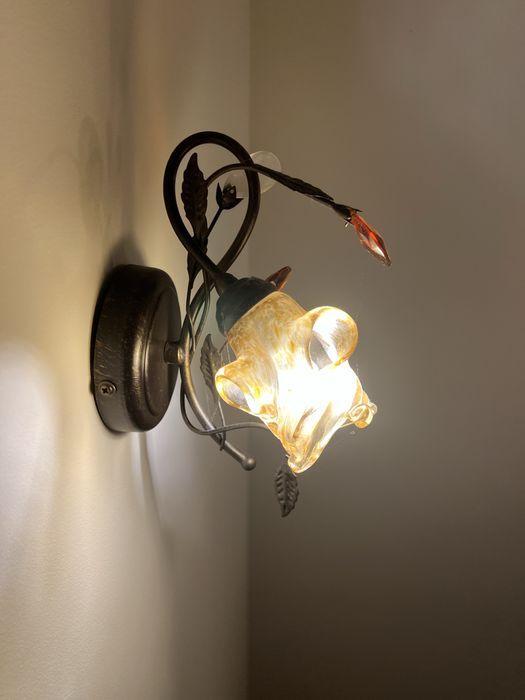 Ręcznie kute kinkiety z kloszami z huty – komplet 10 sztuk