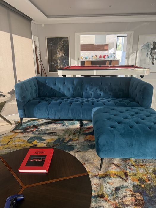 Sofá capitoné com puff