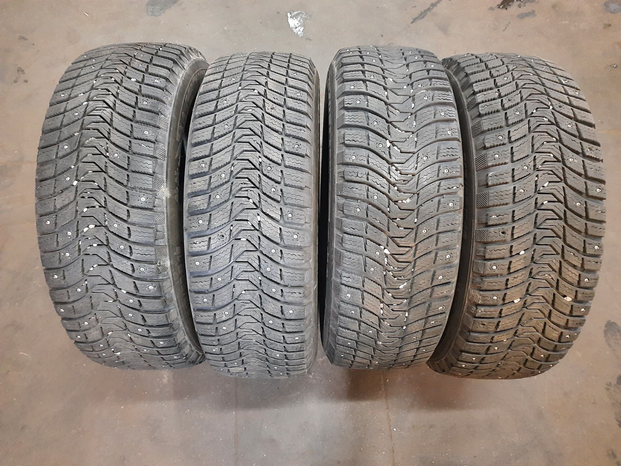 Opony z kolcami 215/65RR16 102T Michelin X-ice North 3