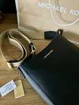 Michael Kors Mała skórzana torebka czarna listonoszka  crossbody