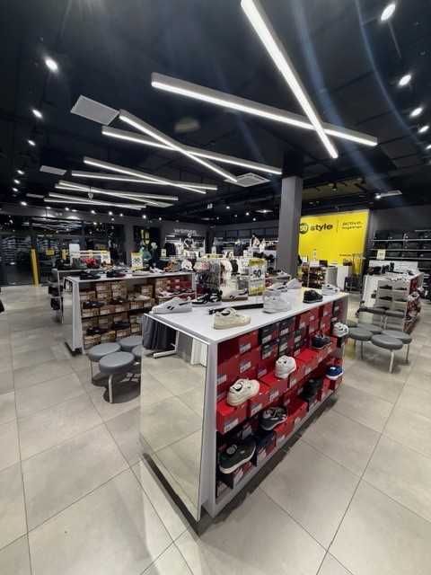 Meble sklepowe i oświetlenie.   GRATISY!