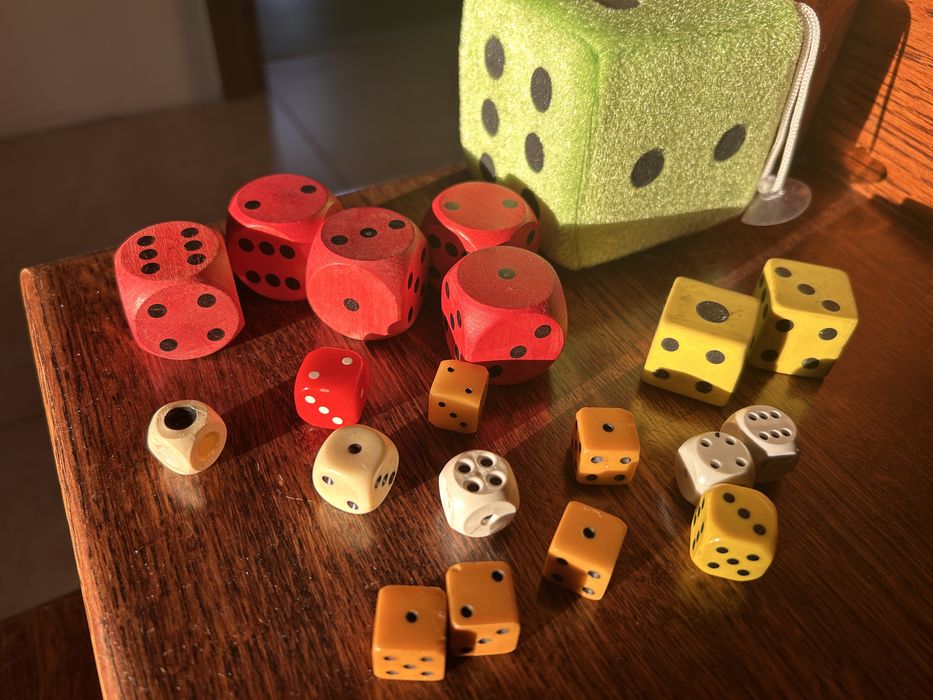 20 kolorowych kostek do gry w różnych rozmiarach