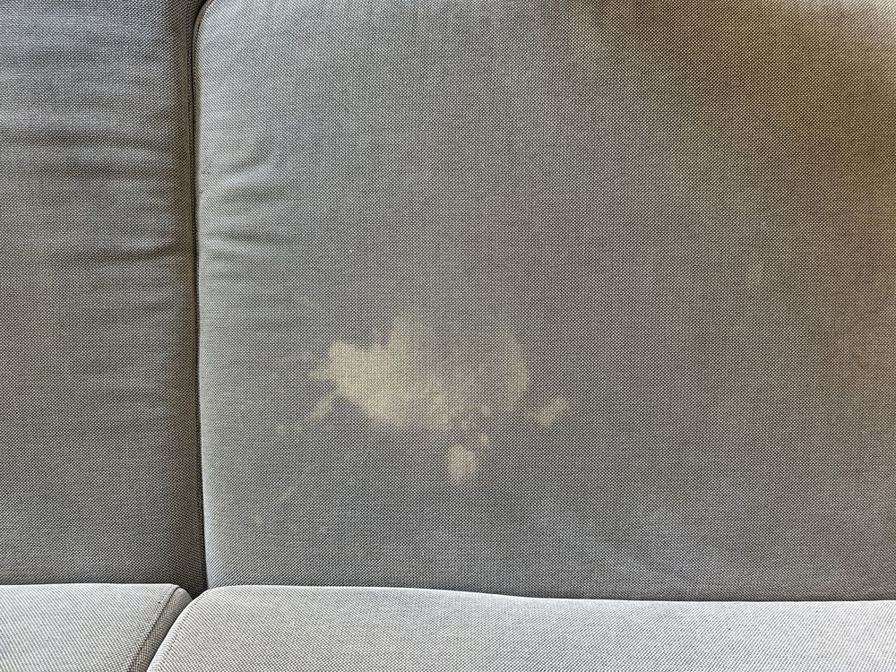 Sofá três lugares cinzento