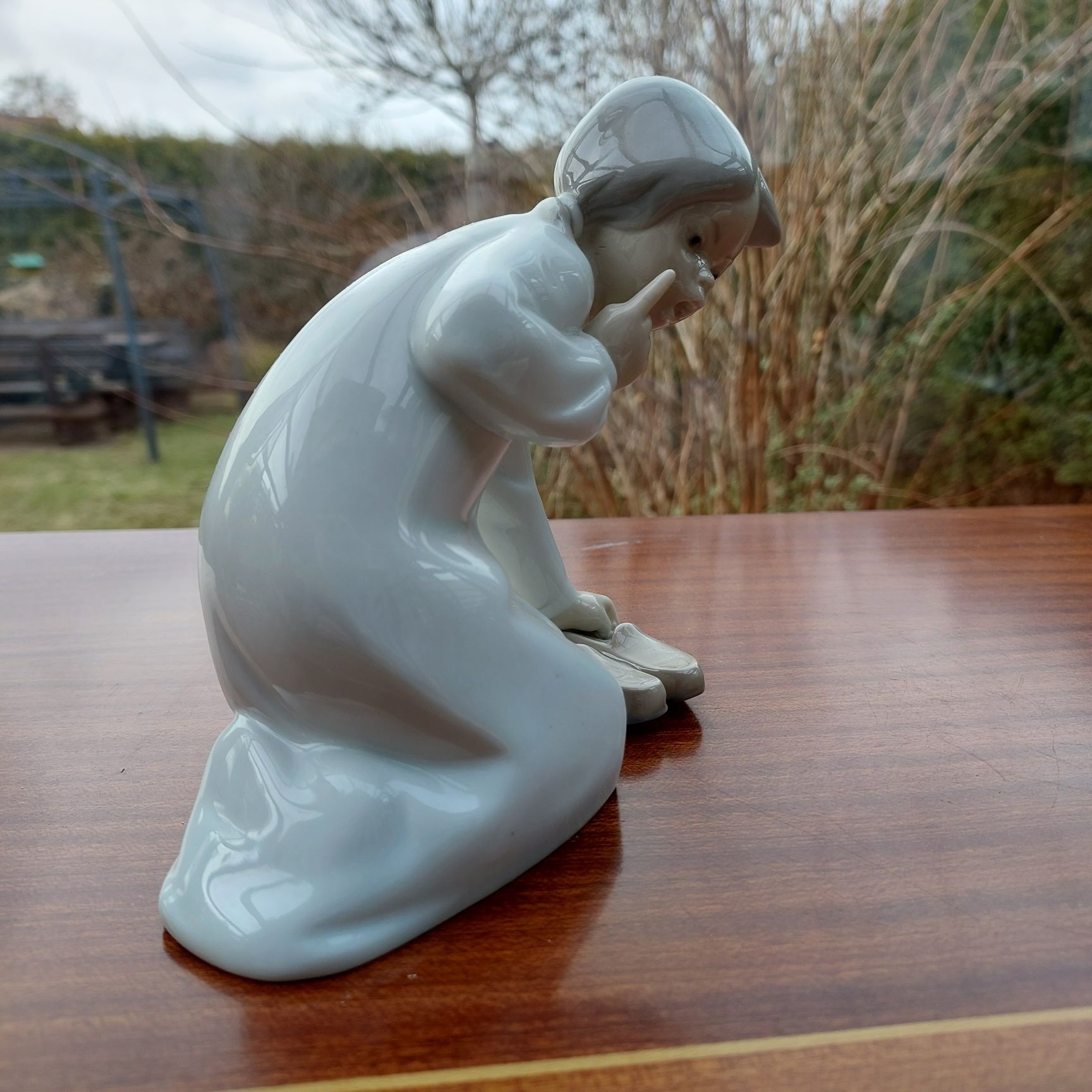 Porcelanowa figurka Lladro panienka z butami