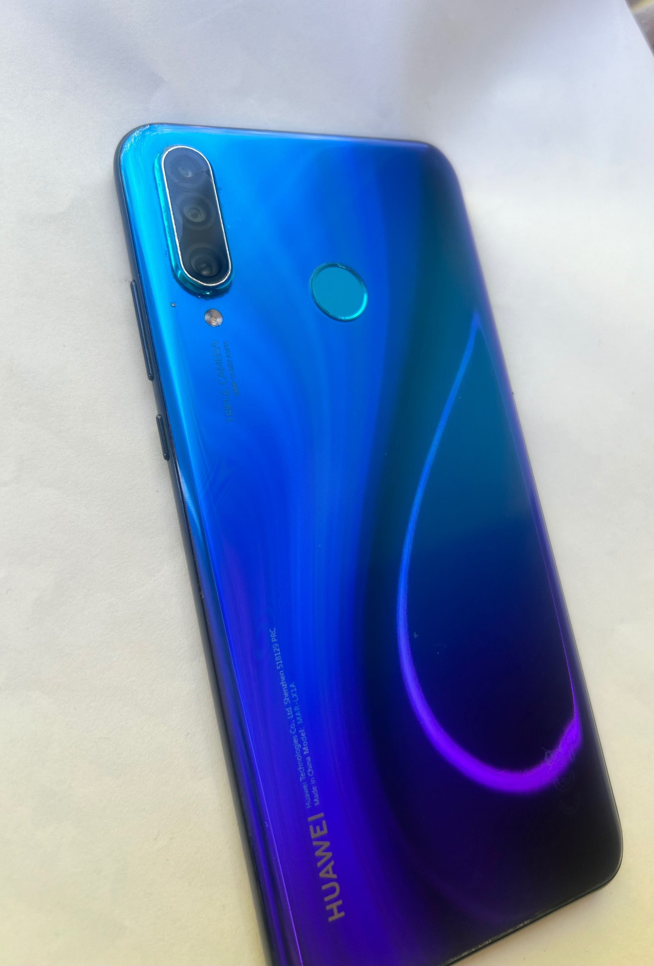 Huawei P30 lite z ładowarką i słuchawkami