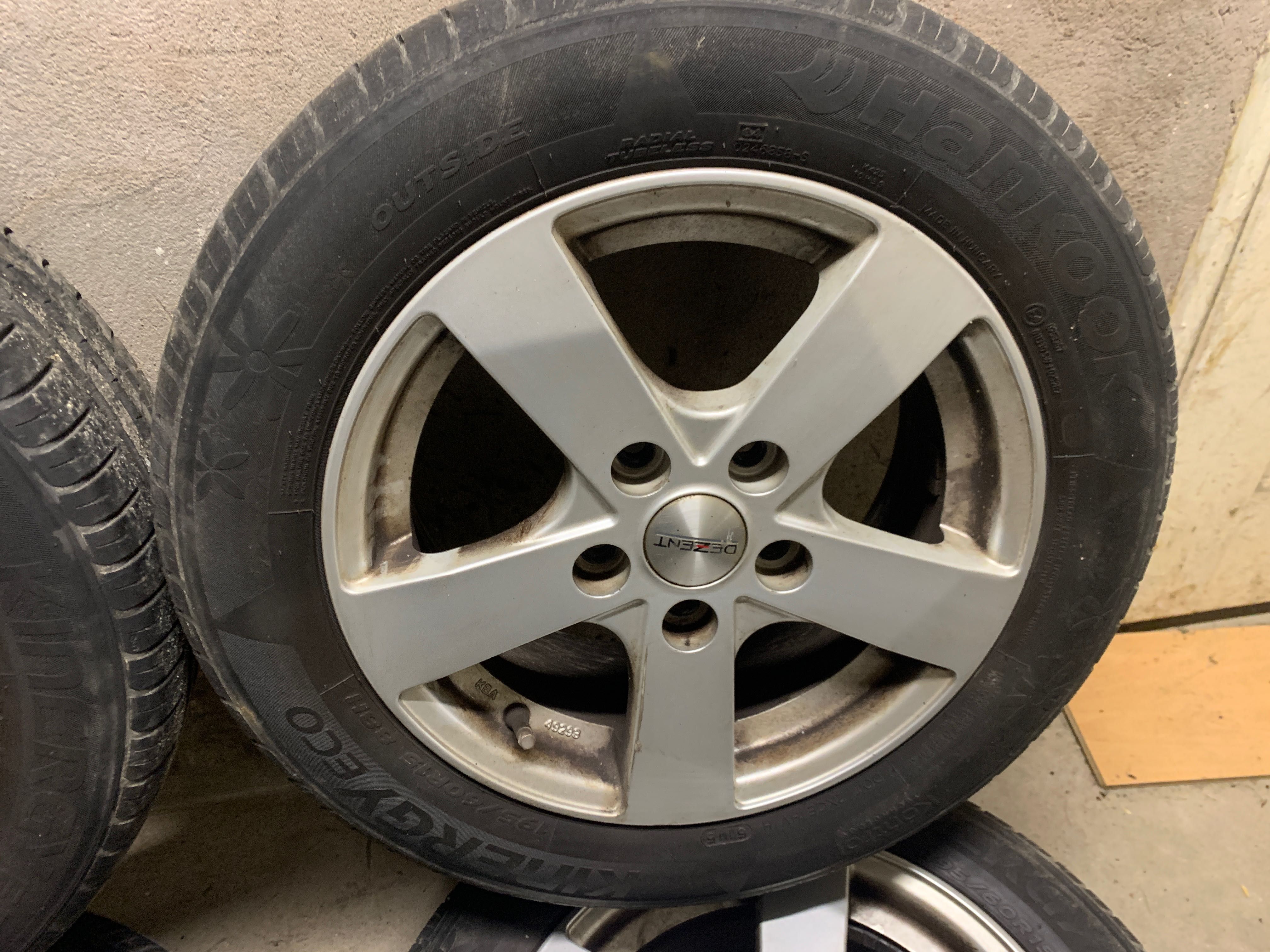 Koła na felgach aluminiowych 5x114,3 z oponami letnimi 195/60R15