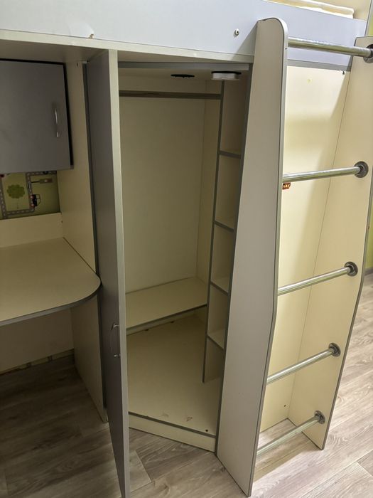 Продам дитяче двоповерхове ліжко, з шафою та навчальним столиком