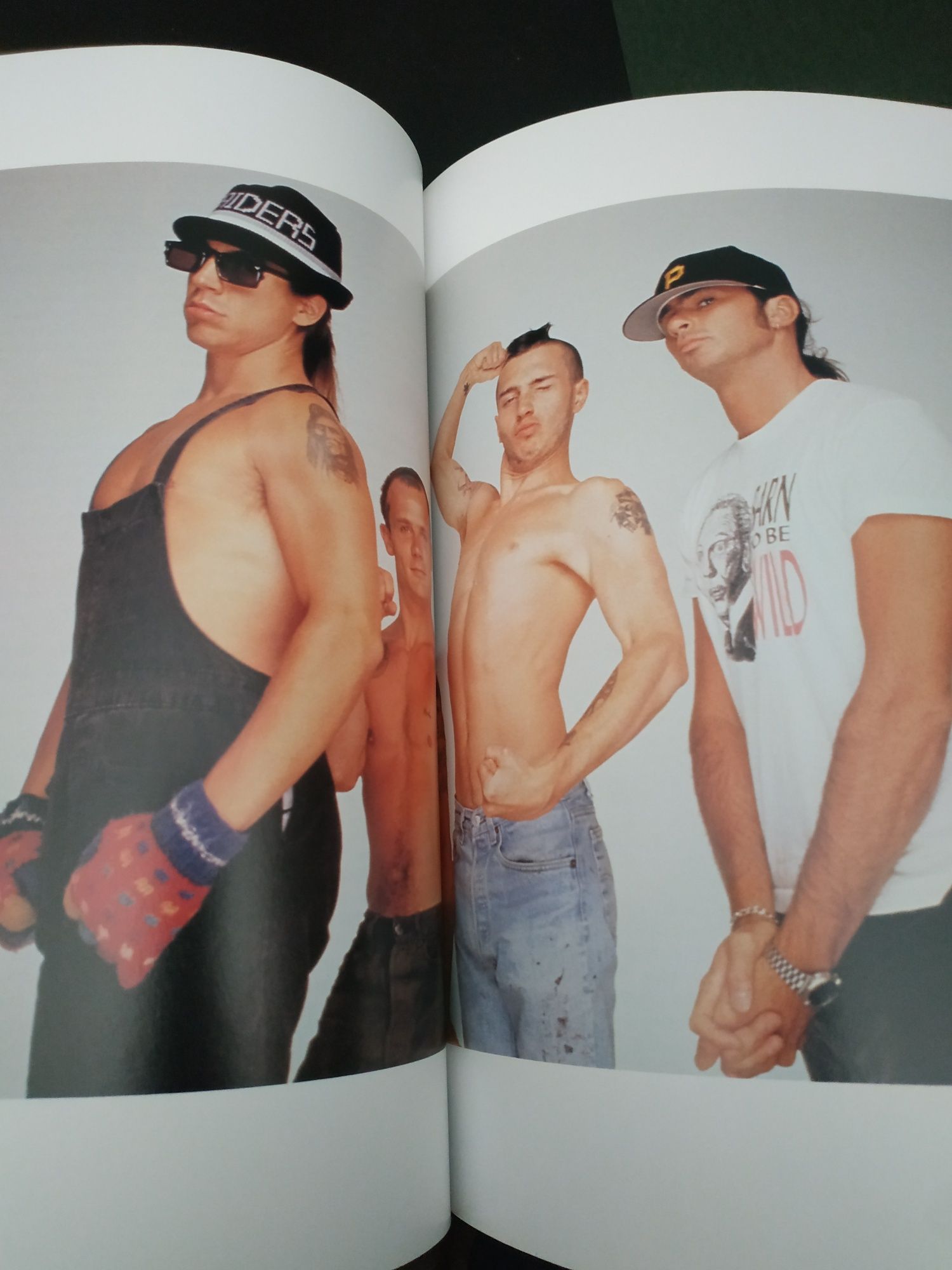 Livro de fotografias dos Red Hot Chili Peppers