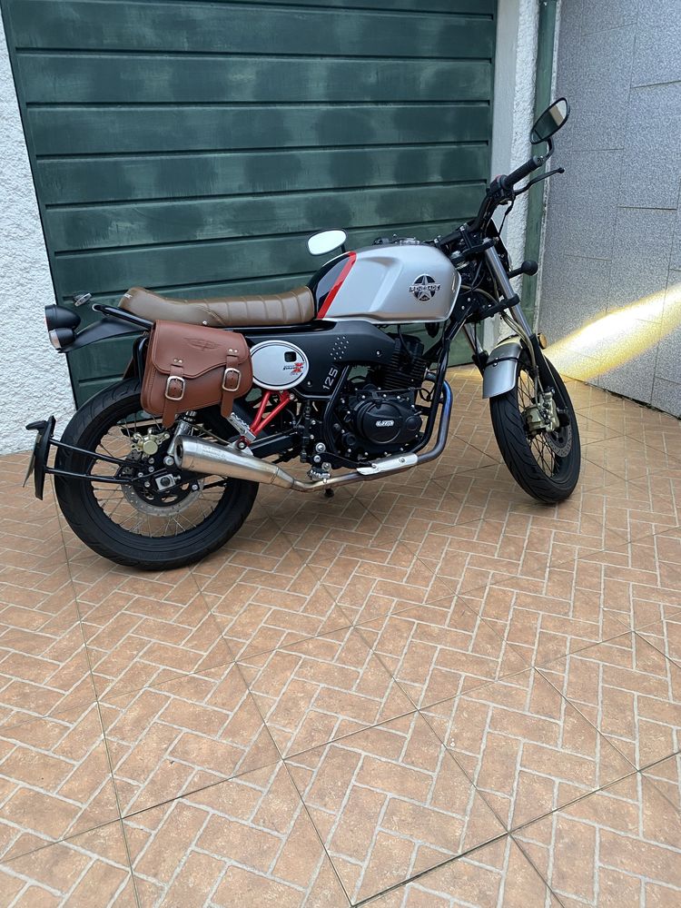 Um Scrambler X Cafe 125cc