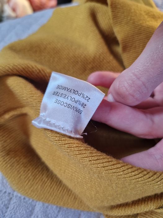 Obcisła sweterkowa sukienka z pięknie zdobionymi plecami, wycięcia