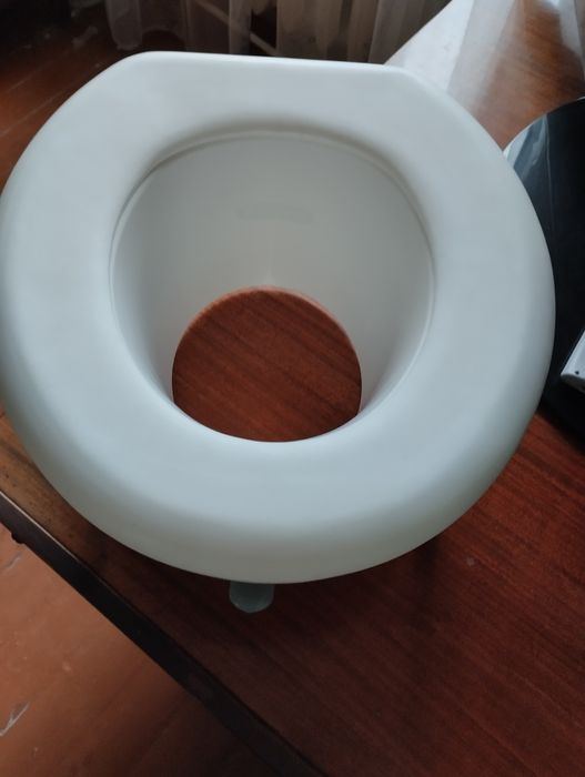 Продам насадку на унитаз для пожилых людей