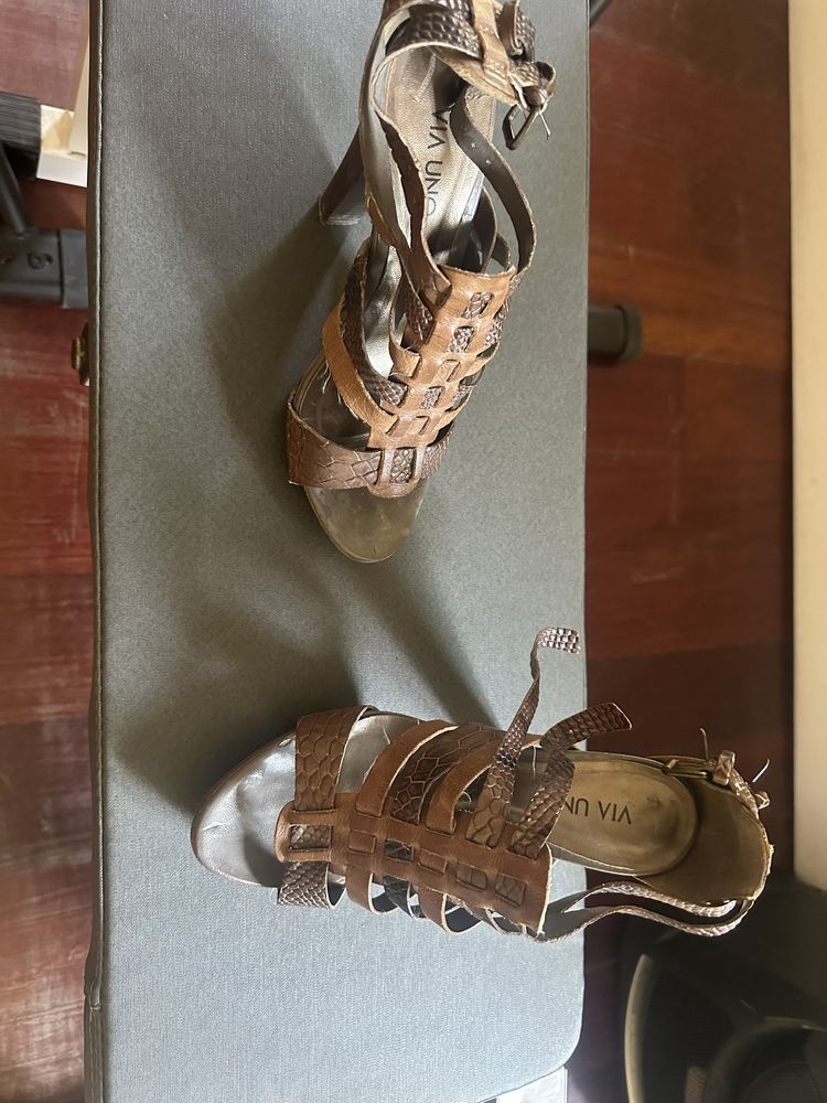 Sandalias de salto e tiras, de cor castanho , marca via unno