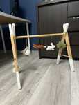 BABY GYM Stojak edukacyjny drewniany montessori