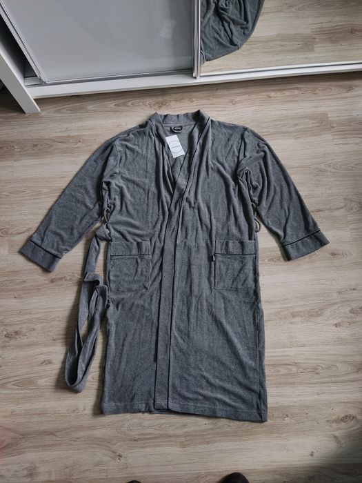 Szlafrok Jockey L
Wymiary: -długość całkowita 123cm
-szerokość pod pac