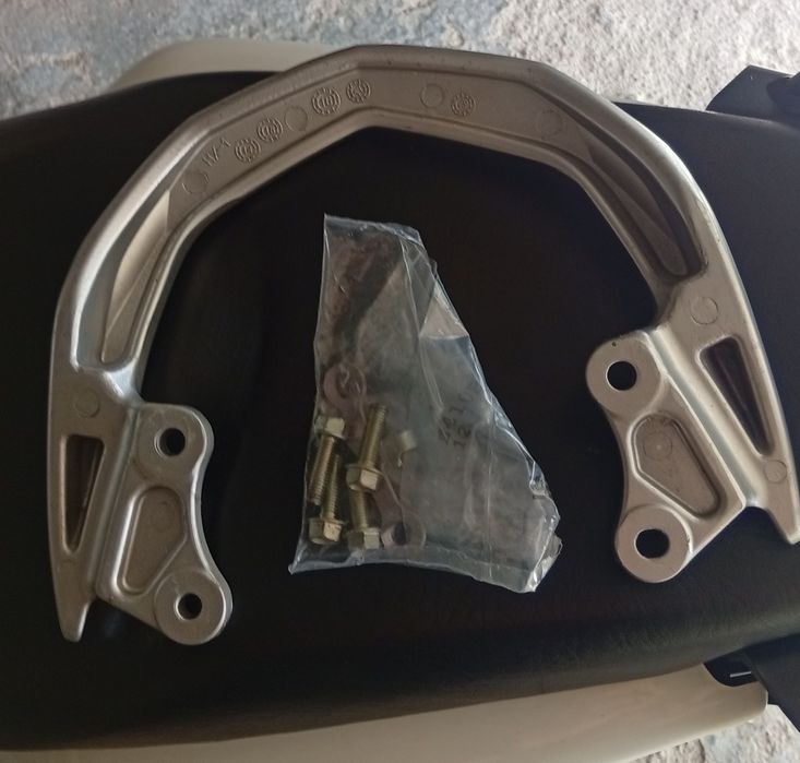 Pega traseira da honda Cb125f com parafusos