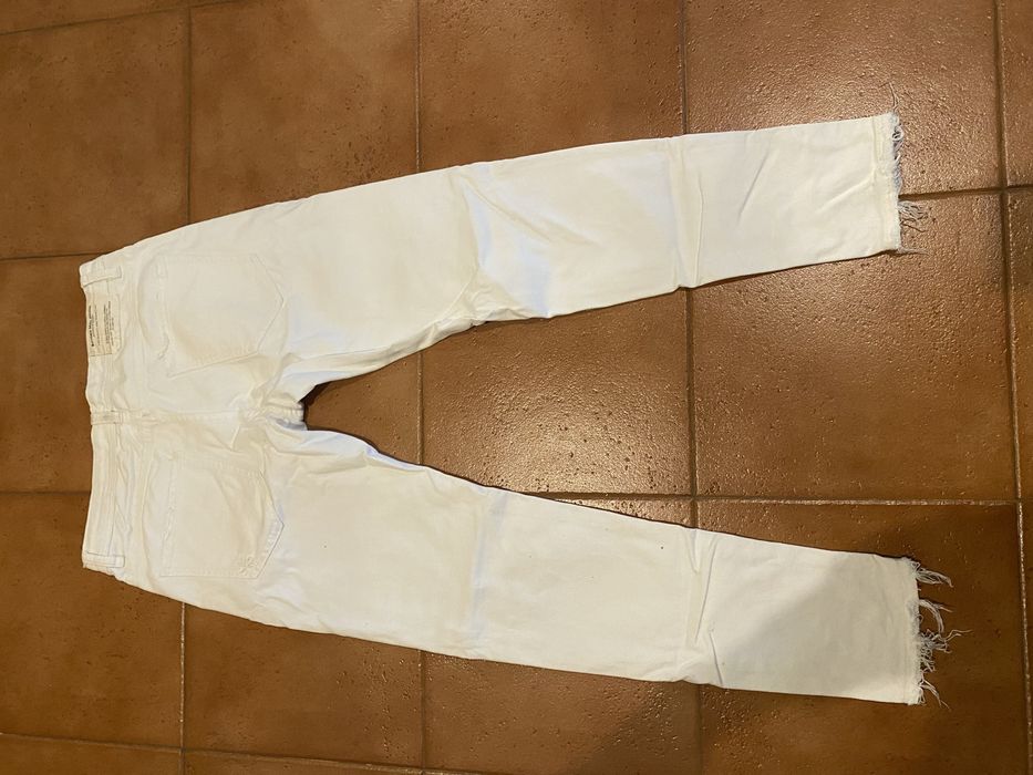 Calça Jeans Branca da Bershka Destroyed com Barra Desfiada