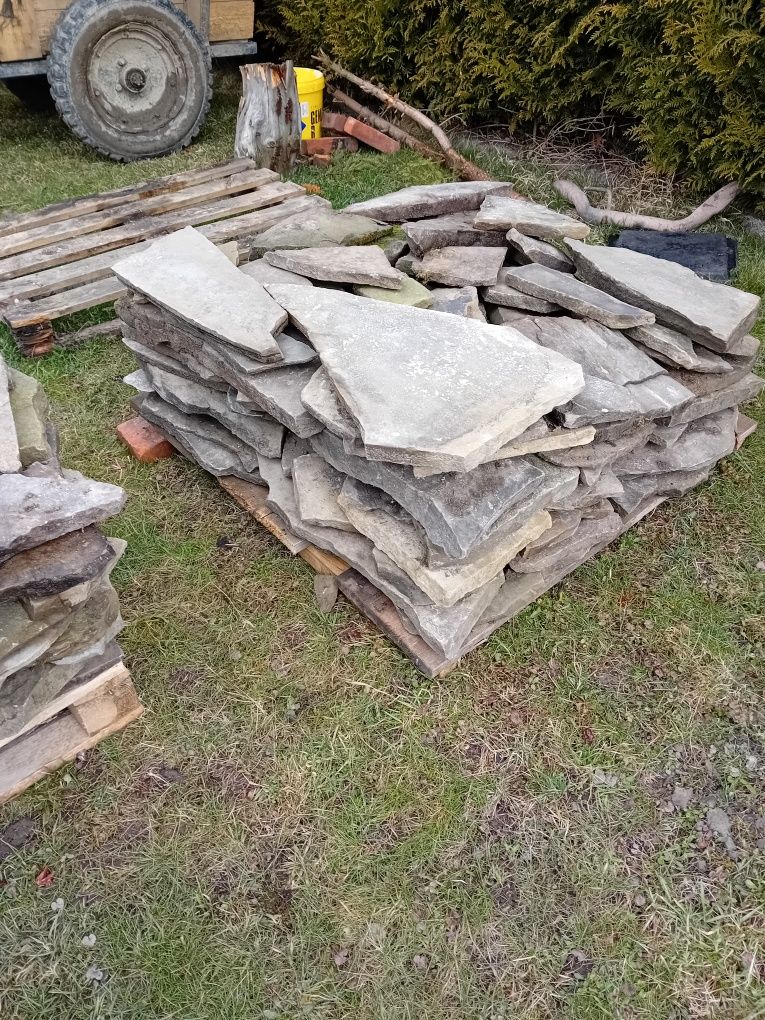 Kamien naturalny piaskowiec ogrodzenia elewacja chodnik