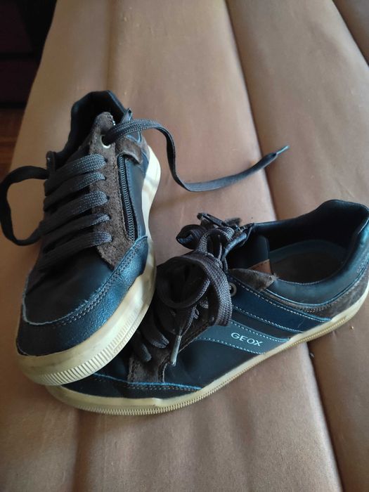 Sapatos tipo tênis da Geox.