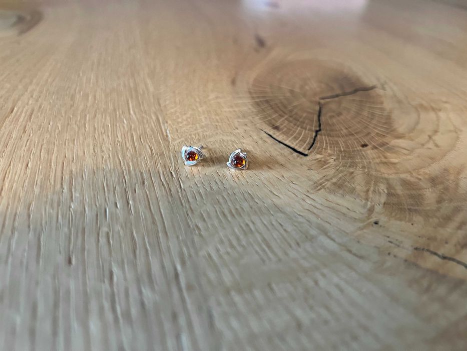 Srebrne kolczyki z bursztynem, wciskane, kształt trójkąta, próba 925