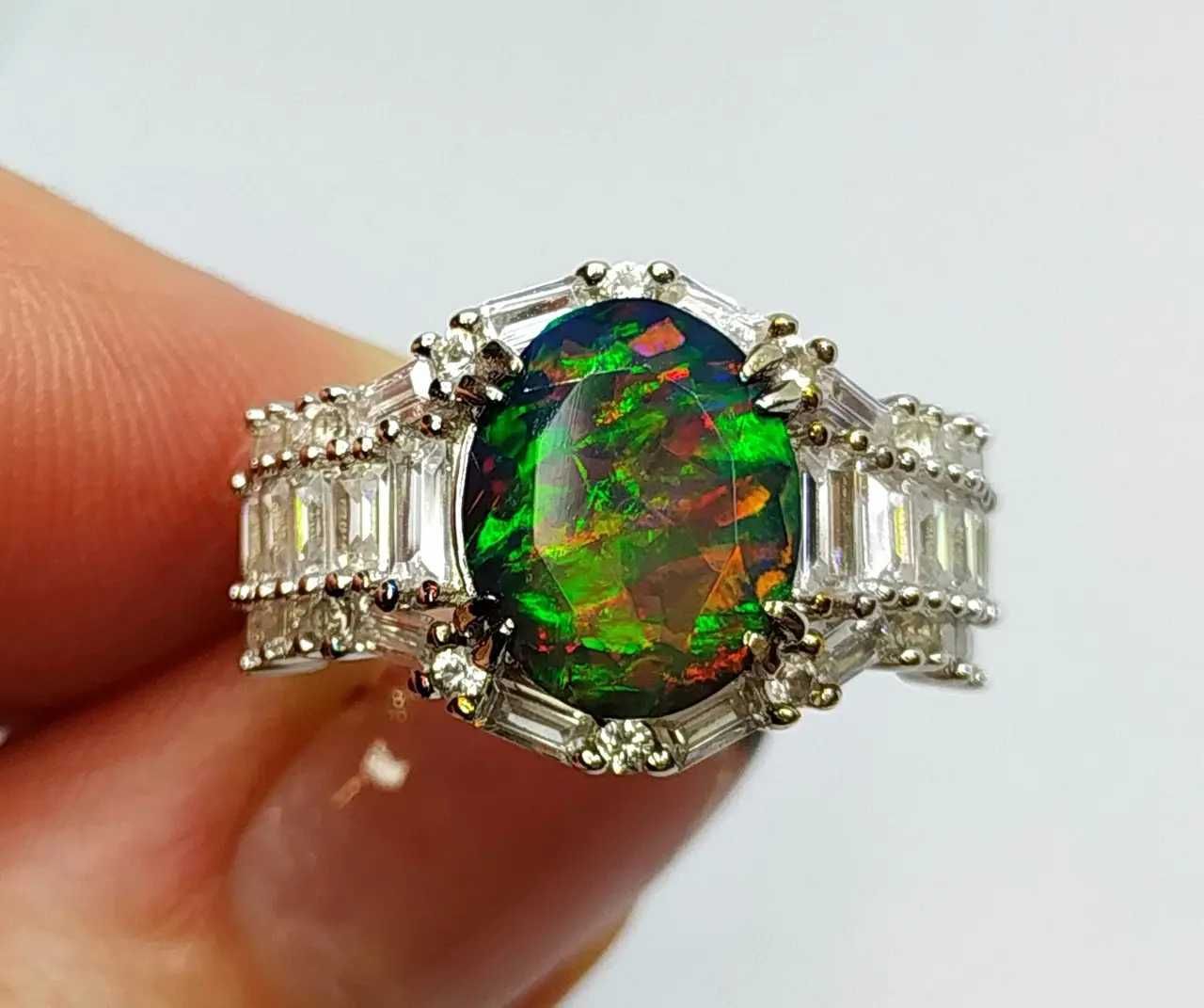 Серебряное кольцо с эфиопским черным опалом 2.24ct и белыми топазами