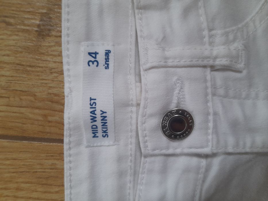 Białe spodnie jeans
